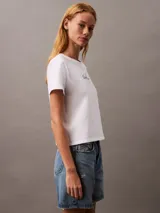 Remera blanca de Calvin Klein con logo bordado en el frente. De corte slim y mangas cortas.