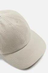 Gorra verde militar de algodón con visera y ajuste trasero.