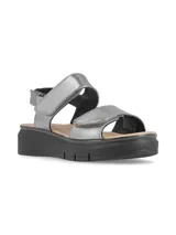 Sandalias plateadas con plataforma negra, tiras anchas con ajuste de velcro y plantilla de cuero.