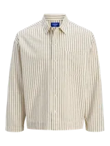 Sobrecamisa de algodón a rayas verticales color crema y marrón, con cuello clásico, mangas largas, cierre con botones, bolsillo en el pecho y corte amplio.