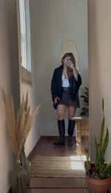 Ruana artesanal hecha en Uruguay, de lana y algodón, color negro con flecos.