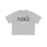 Remera gris de algodón con cuello redondo y estampado frontal con el logo de Nike y el año 1972 en negro.