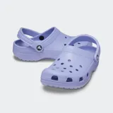 Zapatillas tipo clog en color verde, livianas y cómodas, con calce amplio y personalizables con Jibbitz™.