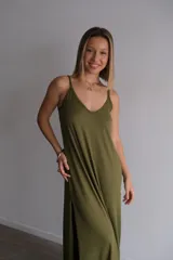 Vestido largo azul marino de viscosa, con tirantes finos y escote en V.