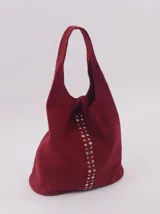 Bolso de hombro dorado de cuero con textura arrugada.