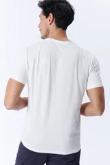Remera blanca de manga corta con tejido slub.