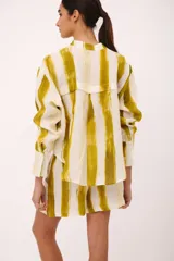 Camisa de lino italiano con estampado de flores, cuello mao y manga larga.