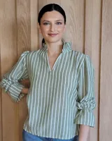 Blusa verde con rayas verticales blancas, cuello con volados y escote en V.