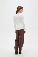 Remera manga larga de viscosa color blanco, ajustada al cuerpo y con cuello en V.