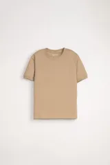 Remera de manga corta color beige con cuello redondo y puños en las mangas.