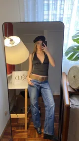 Top negro con escote halter que se ata al cuello y espalda descubierta con tiras ajustables.