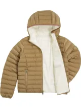 Campera acolchada color marrón claro, reversible, con capucha y cierre frontal.