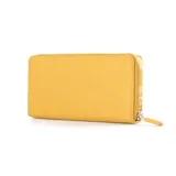 Billetera rectangular color mostaza con cierre perimetral y logo XL plateado en el frente.