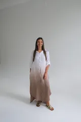 Camisola larga de lino italiano color blanco con degradado marrón en el ruedo y mangas 3/4 con botón ajustable.