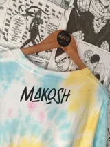 Remera blanca con teñido tie-dye en tonos pastel y estampado de Levi Ackerman del anime Shingeki no Kyojin.