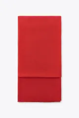 Bufanda rectangular color marrón chocolate, confeccionada en mezcla de viscosa con acabado desflecado.