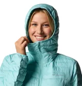 Campera acolchada con capucha, color celeste claro, con cierre frontal y bolsillos laterales con cierre. Presenta un diseño de costuras horizontales y puños elásticos.