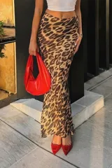 Falda larga de animal print elastizada, de tela semi transparente y corte al bies.