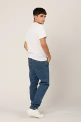 Pantalón de jean azul de corte recto, con bolsillos delanteros y traseros.