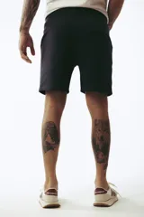 Bermuda deportiva color ladrillo, con cintura elastizada y cordón ajustable.