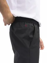 Pantalón casual negro de corte recto, con cintura elastizada y regulable, y bolsillos laterales.