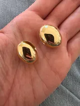 Aros circulares enchapados en oro con cierre a presión.