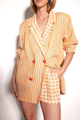 Short de lino a cuadros color naranja y blanco, estilo sastrero con calce holgado.