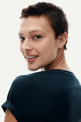 Remera azul marino de algodón con cuello redondo.