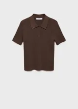 Jersey de punto fino color marrón oscuro, de manga corta y corte entallado, con cuello polo abotonado.