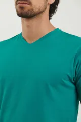 Remera celeste de algodón con escote en V y logo de ancla en relieve.