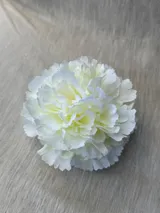 Flor roja de tela para el pelo con broche francés.