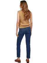 Jean azul de denim elástico de algodón, corte ajustado, talle alto, pierna recta y largo tobillero.