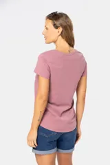Remera de manga corta con cuello redondo, confeccionada en tejido suave de color celeste jaspeado.