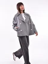 Tapado gris melange con doble botonadura y cuello solapa.