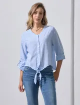 Blusa de algodón a rayas verticales celestes y blancas, marca Dash. Tiene escote en V, abertura frontal con botones, mangas 3/4 regulables con presilla y botón, y ruedo anudado.