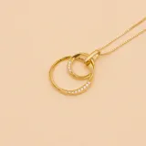 Gargantilla de oro amarillo 9k con dije de dos aros entrelazados, uno de ellos con incrustaciones de circonias.