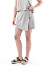 Minifalda verde grisáceo con corte irregular y cierre con botones.