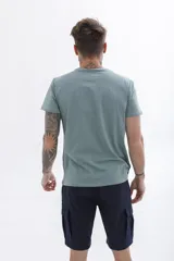 Remera de manga corta color verde azulado con cuello redondo y estampado frontal con el texto "UH3" en blanco.