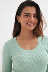 Sweater verde agua de tejido de punto acanalado, con cuello redondo y mangas largas.