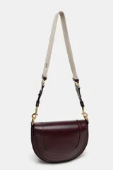 Bolso de hombro ovalado color negro, con asa de doble tira redonda con detalles metalizados dorados. Cierre imantado y asa de bandolera extraíble con tejido a contraste. Bolso interior con cierre mediante cremallera metálica.