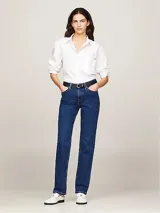 Pantalón de jean azul oscuro, de corte recto y talle medio, con diseño clásico de cinco bolsillos.