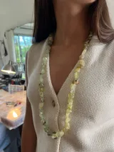 Collar corto de doble vuelta con cuentas irregulares de cuarzo turmalinado.