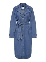 Trench de denim azul con cuello clásico, doble botonadura frontal, cinturón ajustable y bolsillos laterales.