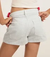 Short pollera de sarga de algodón con estampado a rayas.