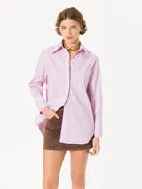 Camisa de poplin rayada rosa y celeste, de corte holgado, con cuello clásico, cierre frontal con botones y bolsillo plaqué en el pecho.