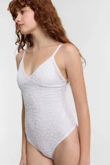 Body blanco con estampado de animal print, breteles finos y copas removibles.