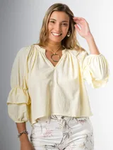 Blusa color amarillo pálido de algodón, con cuello mao y mangas 3/4 abullonadas con volados.