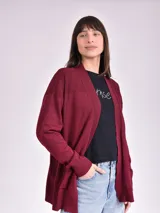 Saco negro de tejido de punto con bolsillos delanteros.