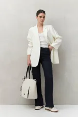 Pantalón de jean negro de corte recto y tiro medio.