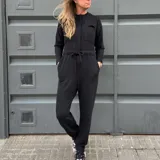Mono negro con diseño casual, cintura ajustable y bolsillos frontales.